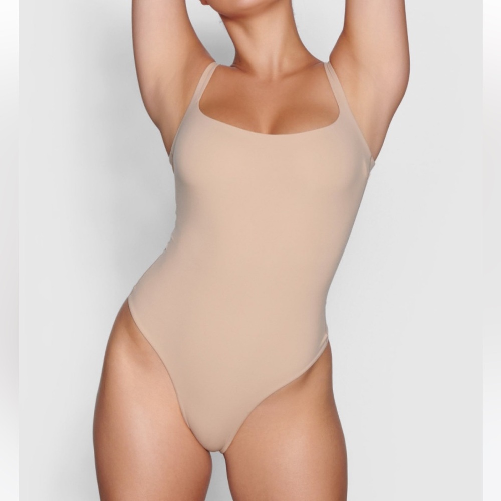 SKIMS *NWT FITS EVERYBODY SQUARE NECK BODYSUIT | COLOR: CLAY